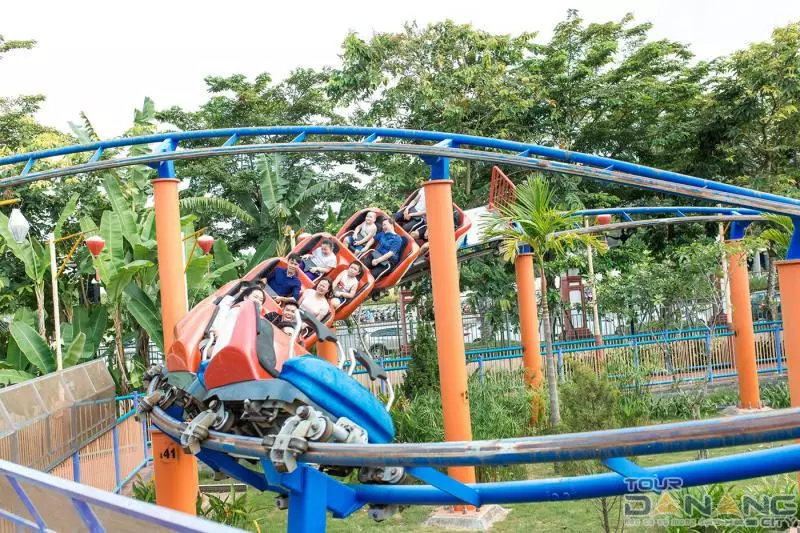 Tham gia tàu lượn siêu tốc cực đã ở Asia Park