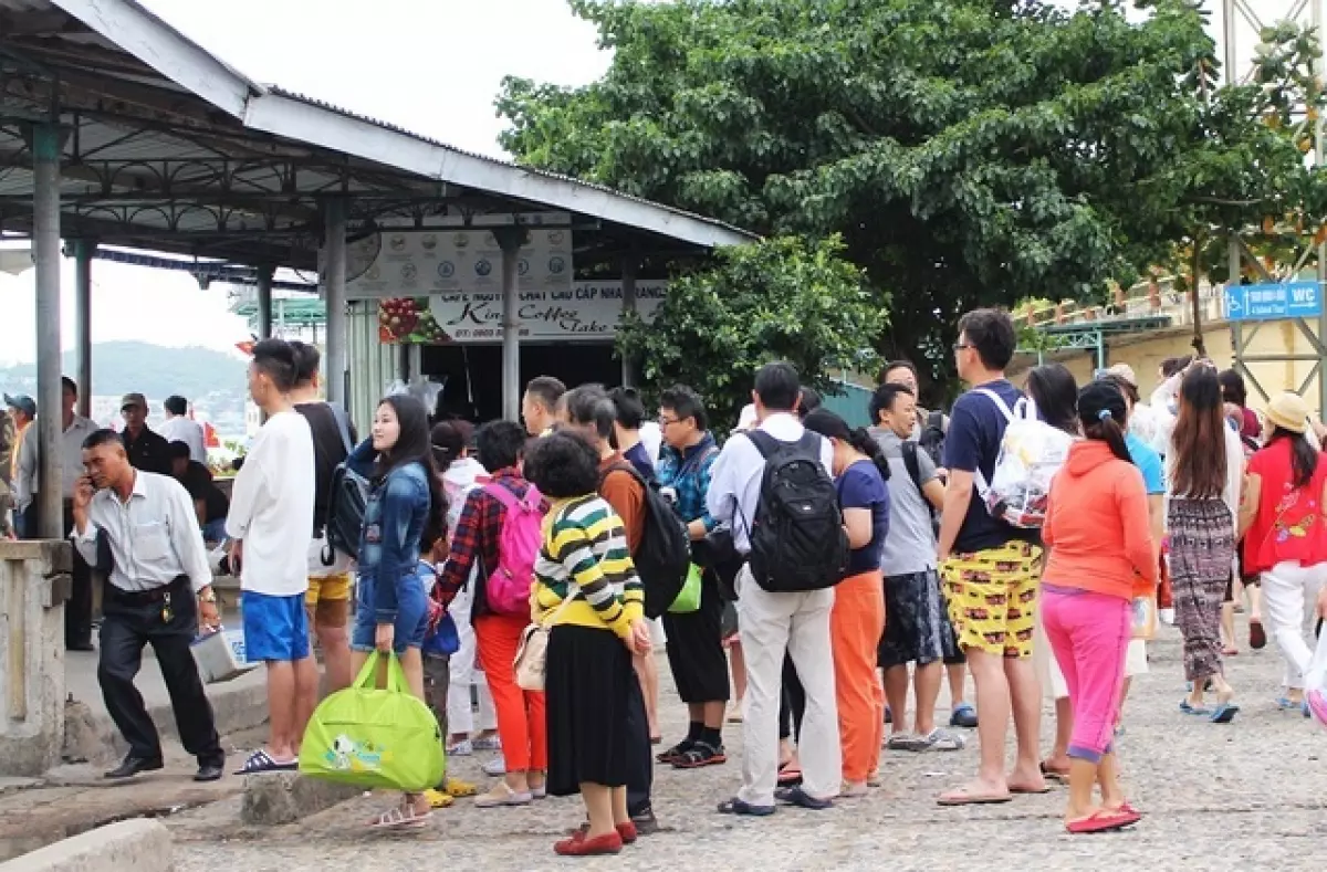 Du khách Trung Quốc ở bến tàu du lịch Cầu Đá (TP Nha Trang), vào đầu năm 2017. (Ảnh: Viết Hảo).