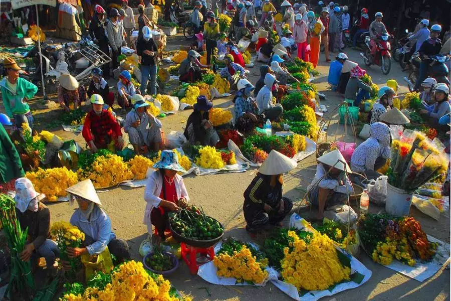 Đi chợ Tết là việc không thể thiếu để chuẩn bị cho năm mới.