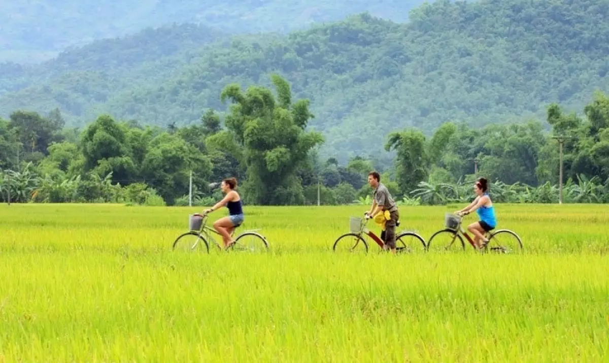 Mùa hè, Bản Lác đông vui như ngày hội, với nhiều khách du lịch đến đây