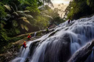 Hành trình vượt thác Dương Cầm ở khu dự trữ thiên nhiên Động Châu Khe Nước Trong