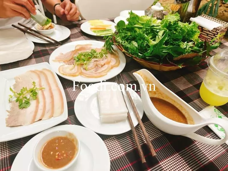 Bánh tráng cuốn rau rừng