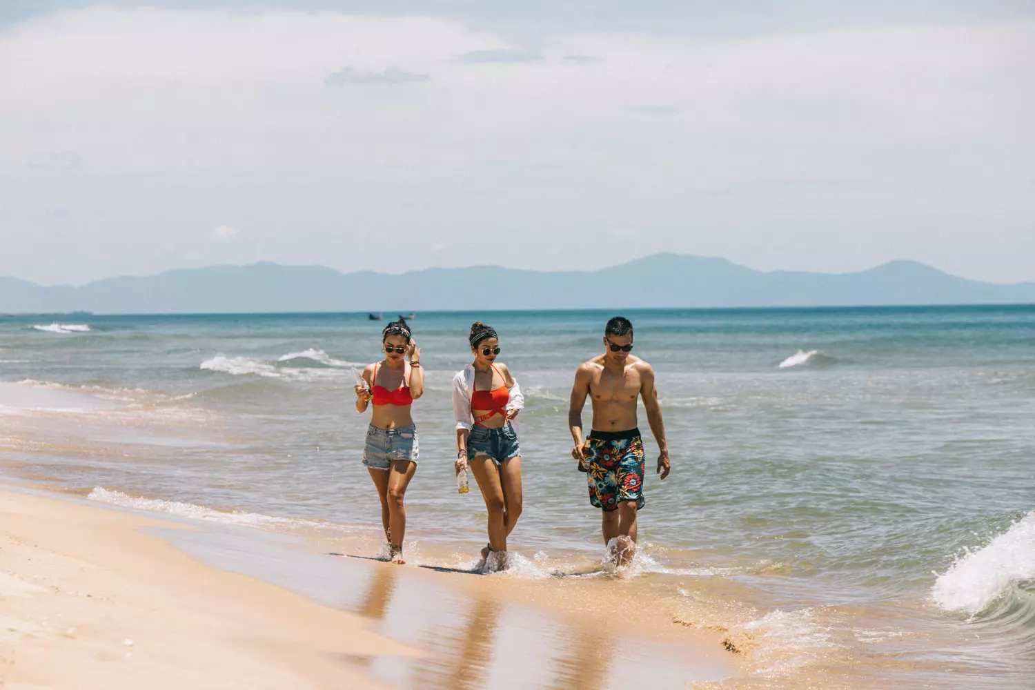 Dạo quanh nô đùa trên bãi cát mịn.