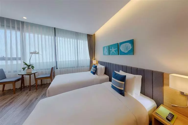 Phòng Senior Deluxe là hạng phòng được khách hàng ưu chuộng khi sở hữu phong cách thiết kế phóng khoáng, gần gũi với đại dương.