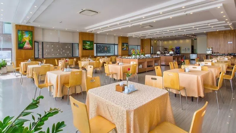 Không gian nhà hàng tại Golden Sea 3 Hotel