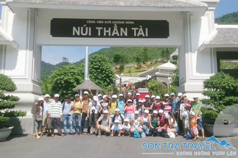 Ảnh lưu niệm của đoàn khách đã tham gia trong tour Núi Thần Tài