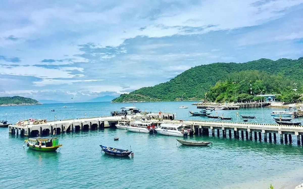 Cù Lao Chàm là một hòn đảo của Hội An, nằm cách đất liền khoảng 15km.