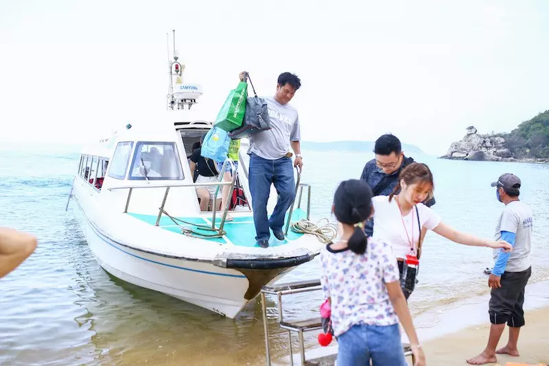 Để ra Cù Lao Chàm, du khách nên di chuyển bằng cano cho tiết kiệm thời gian.