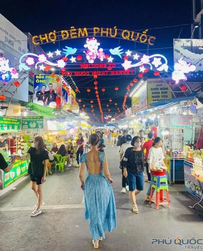 Chụp hình tại cổng chào chợ đêm Phú Quốc