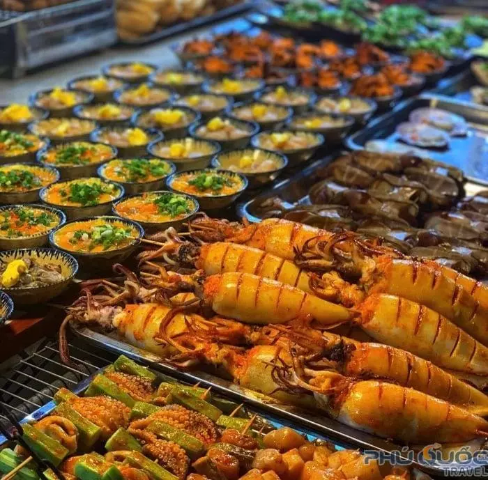 Rất nhiều món hải sản hấp dẫn được bán tại chợ đêm Phú Quốc