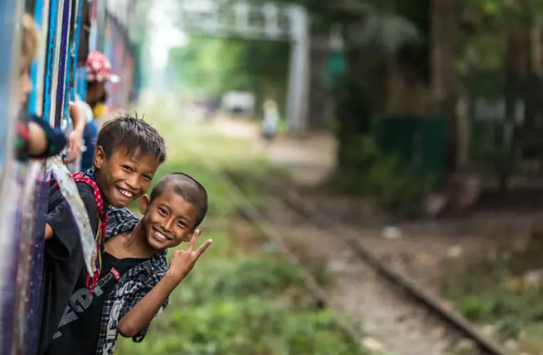 Đi Xe Lửa Vòng Quanh Yangon