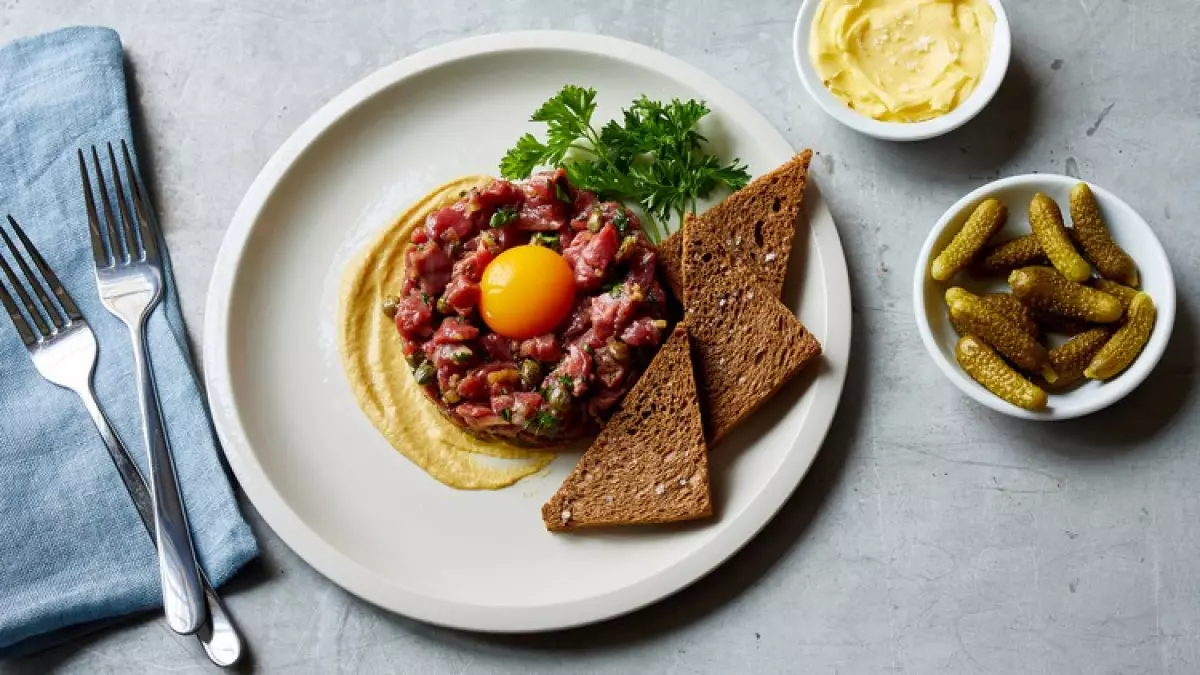 Món Steak Tartare thịt bò sống của Pháp