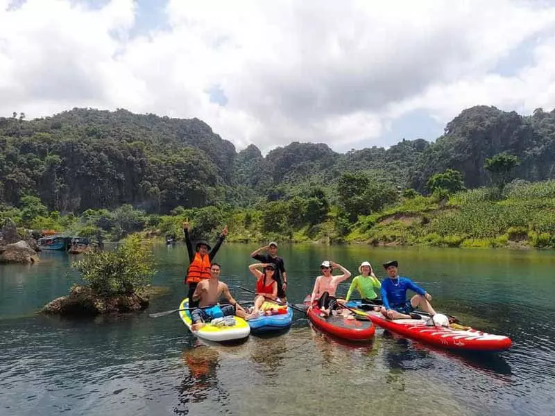 Thoải mái ngắm cảnh sông nước với chiếc thuyền Kayak