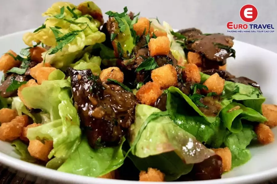 Salade de foies des volailles - Món salad đặc trưng của ẩm thực Lyonnaise