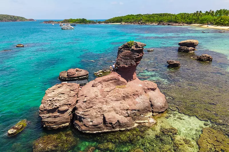 Đến với Hòn Móng Tay, du khách sẽ được chụp hình check-in bằng máy cơ và flycam, cho ra những khung hình sống động