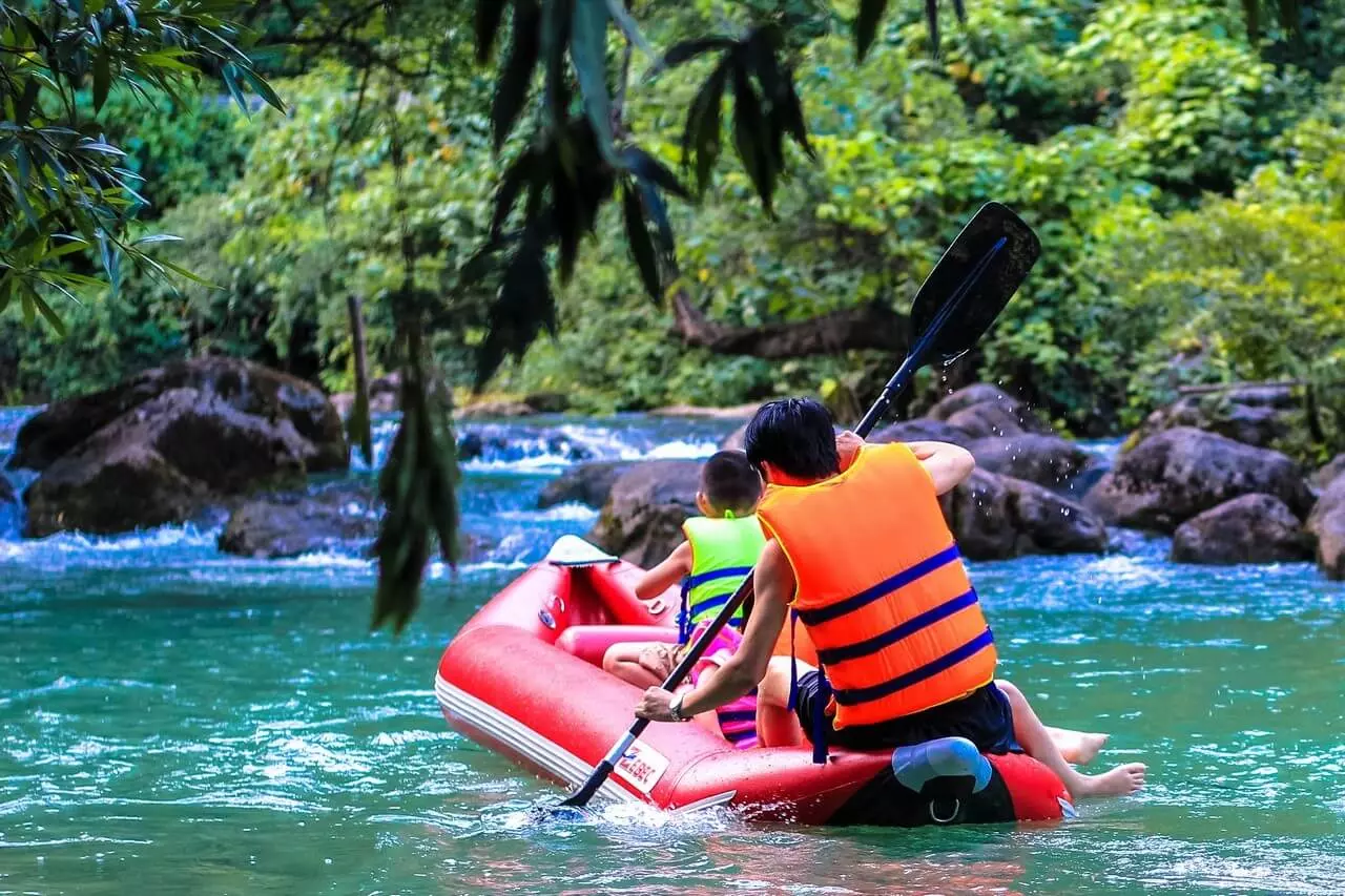 Hãy thử cảm giác ngồi lơ lửng trên cao và nhìn dòng nước chảy, bạn sẽ phát hiện ra ý nghĩa tên gọi của nó