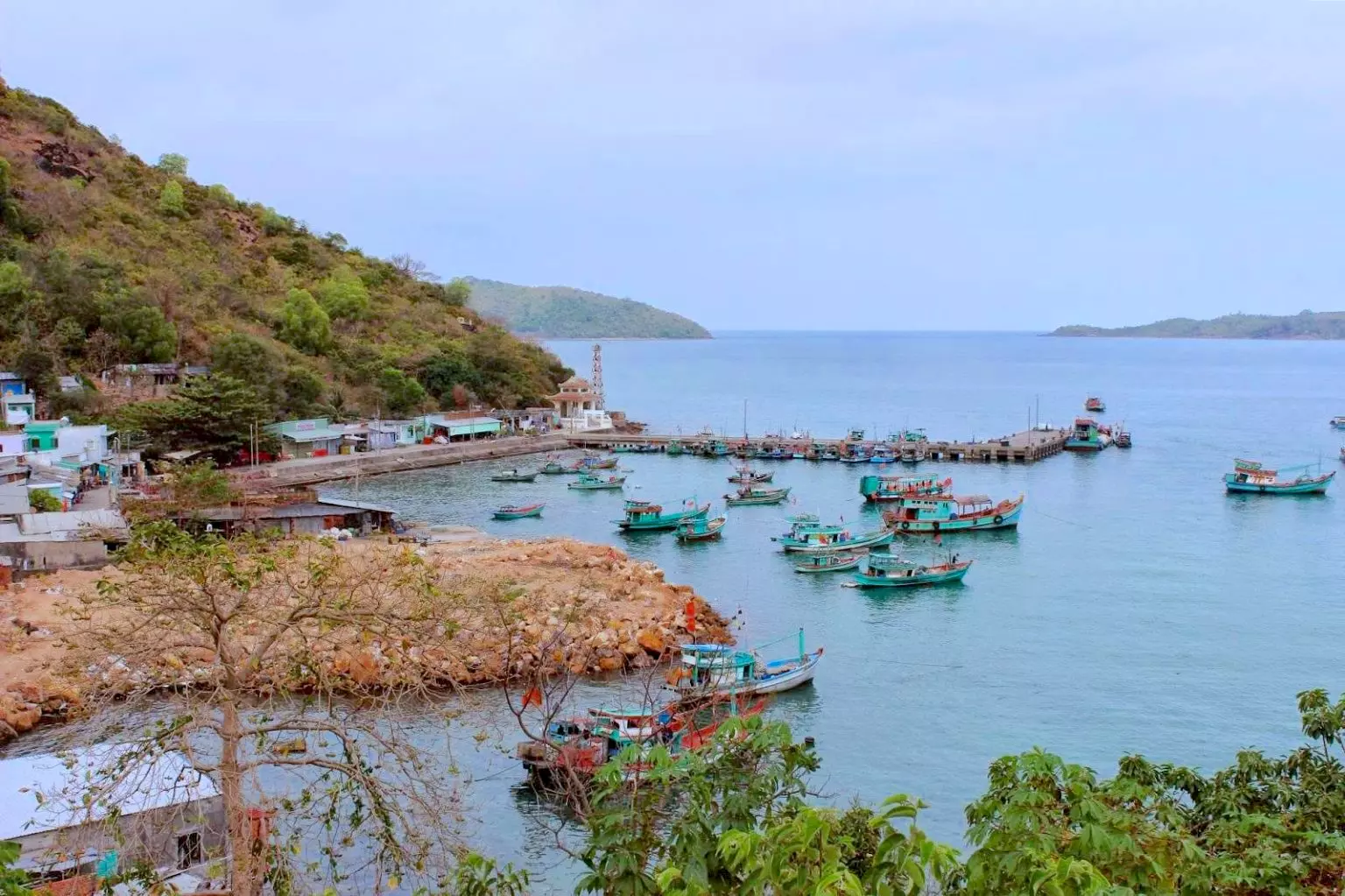 Bãi Chệt sầm uất nơi có cầu cảng duy nhất