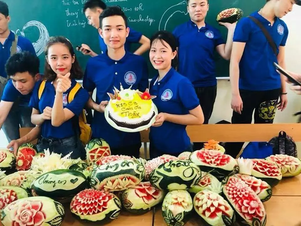 Trường Cao đẳng Du lịch và Thương mại thông báo tuyển sinh năm 2019 - Tác phẩm của Sinh viên Nhà trường trong tiết học môn cắt tỉa.