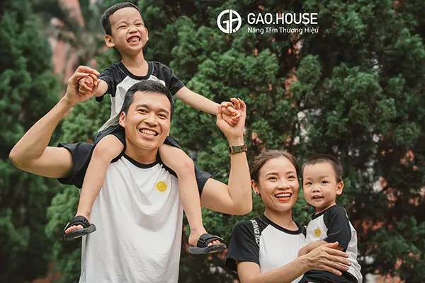 Mặc áo đồng phục gia đình đẹp và phá cách