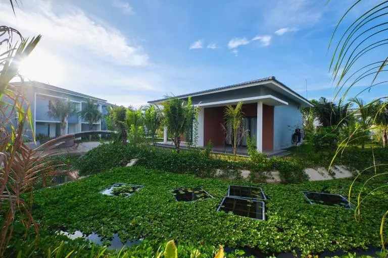 Không gian bên ngoài của hạng phòng Garden View Bungalow là khu vườn xanh mát, rất thích hợp cho các du khách yêu thiên nhiên cây cối.