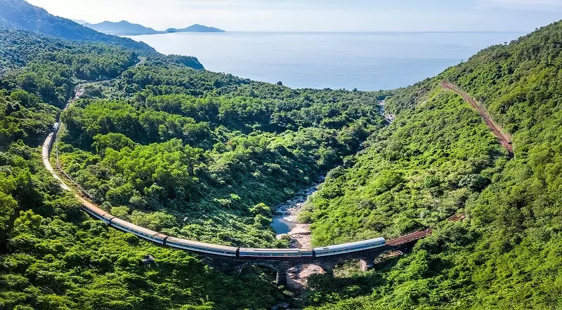 Tàu Đà Nẵng Huế đi qua đèo Hải Vân nhìn từ trên cao