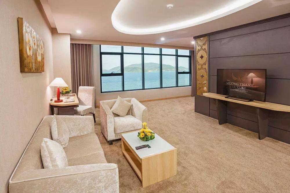 Không gian phòng Deluxe Ocean View King tại Khách sạn Mường Thanh Luxury Nha Trang