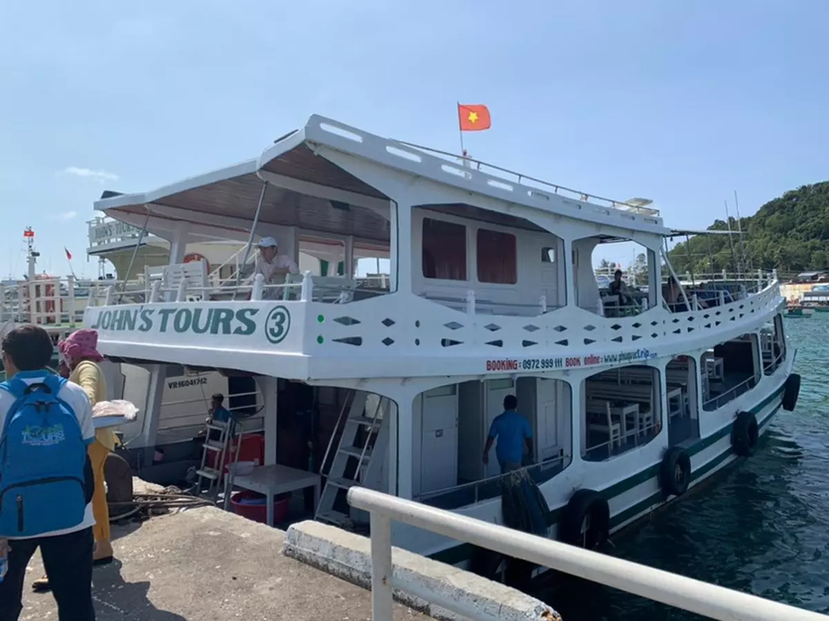 Tàu John’s Tours số 3 đậu gần Bãi Sao