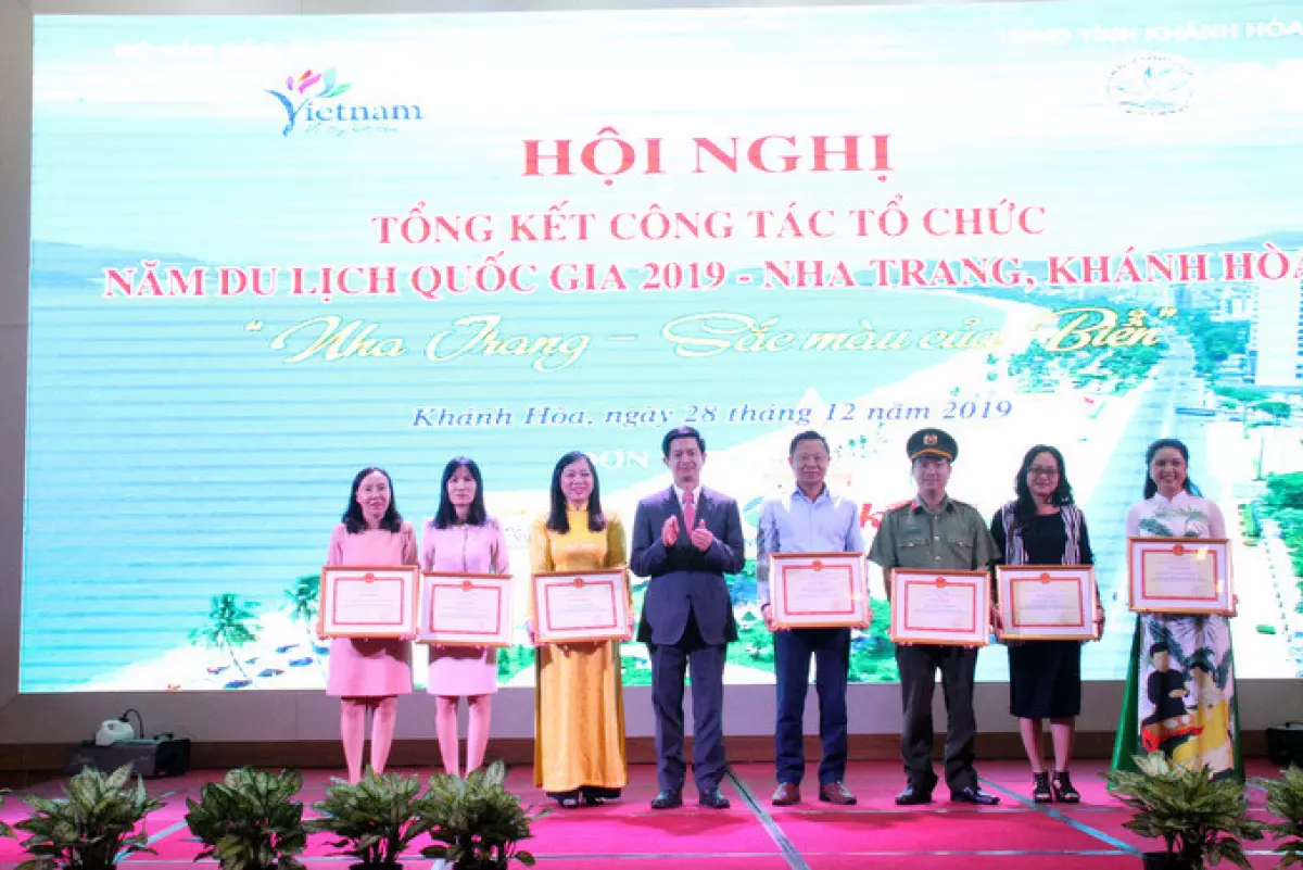 Thứ trưởng Lê Quang Tùng trao bằng khen của Bộ Văn hóa - Thể thao và Du lịch cho các tập thể có nhiều đóng góp cho Năm Du lịch quốc gia 2019