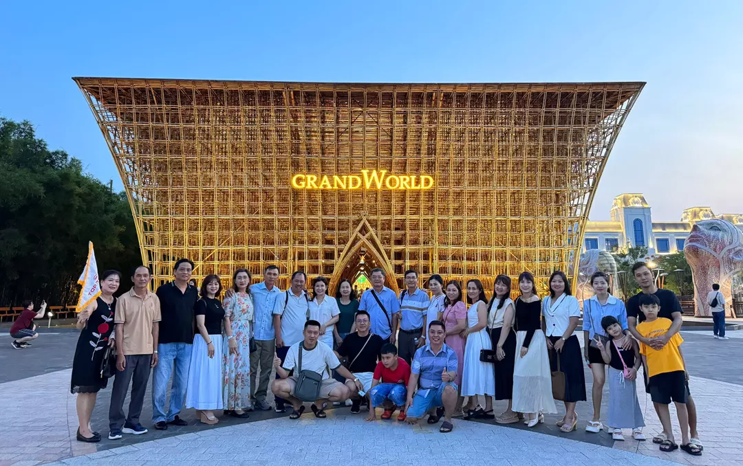 Khách đoàn của Top Travels chụp ảnh tại Grand World Phú Quốc