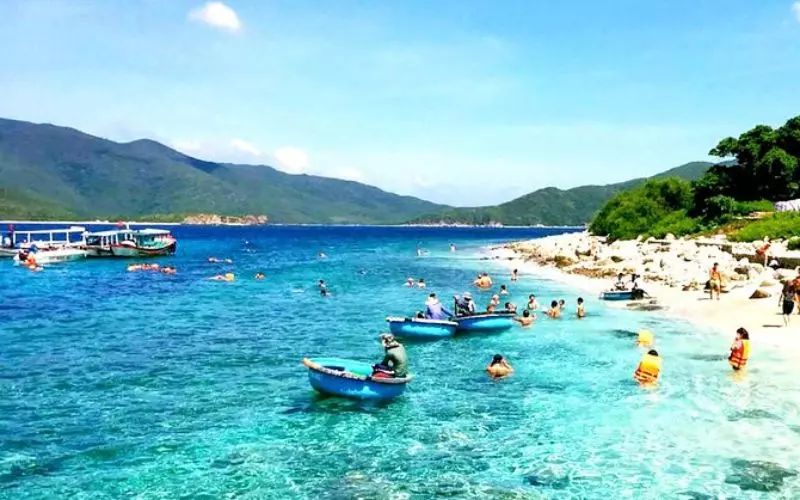 Tắm biển Nha Trang