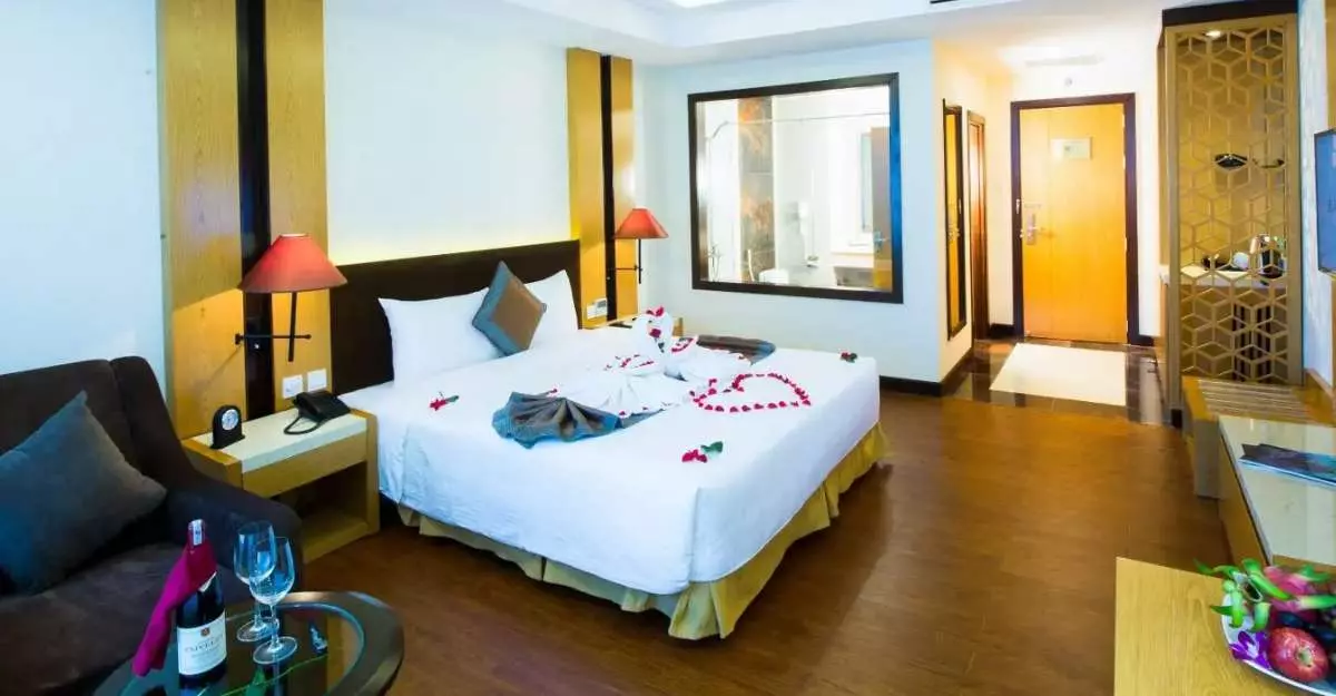 Không gian phòng Deluxe King City View tại Muong Thanh Luxury Da Nang Hotel