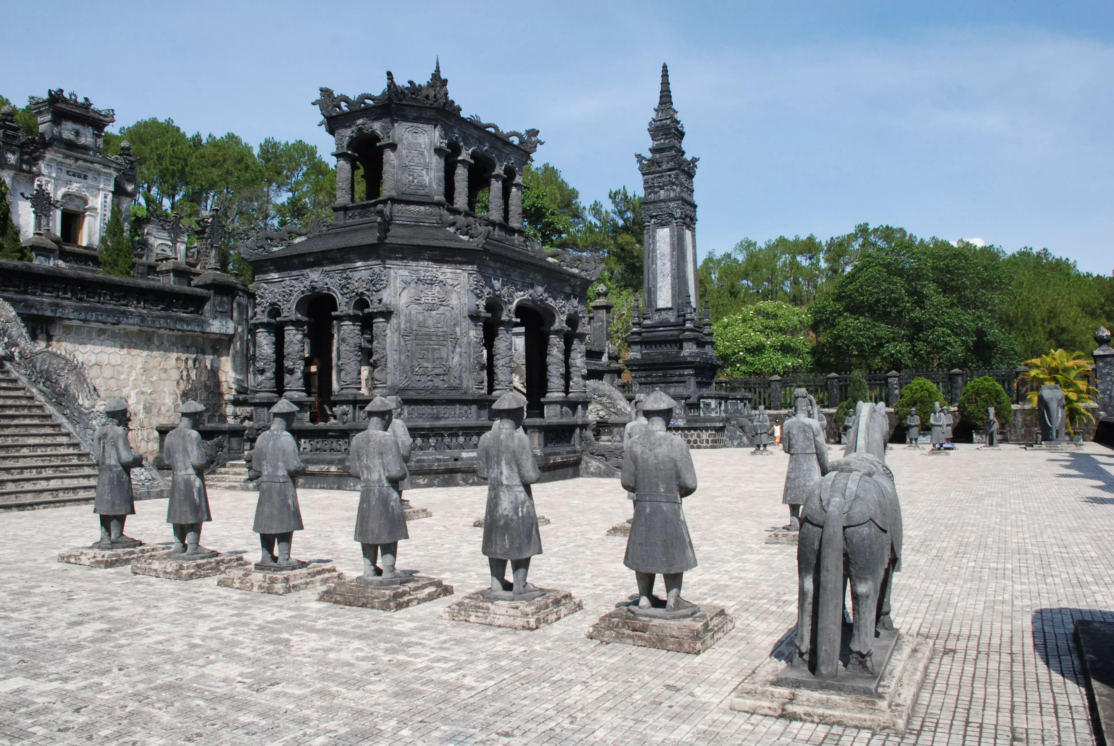 lăng khải định huế - tour đà nẵng huế 1 ngày đi trong ngày