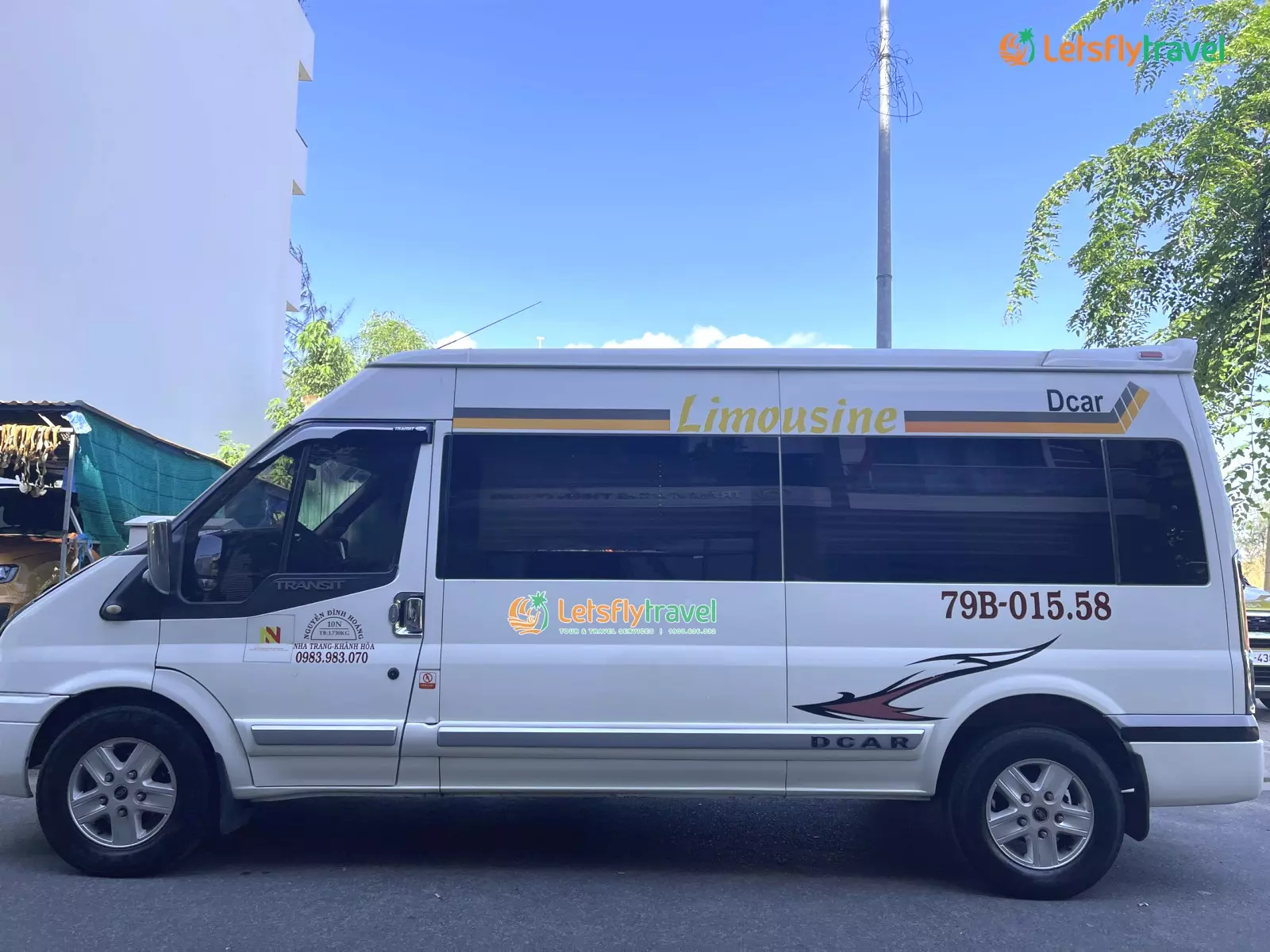 Hình ảnh xe Limousine 9 chỗ sang trọng, hiện đại, phù hợp di chuyển nhóm nhỏ