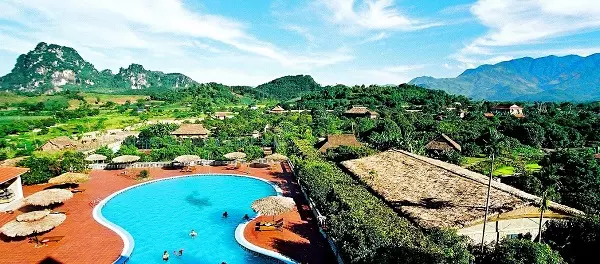 Toàn cảnh Vresort Kim Bôi nhìn từ trên cao, với màu xanh của cây cối bao phủ và những căn biệt thự sang trọng xen kẽ.