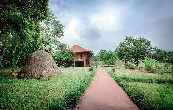 Hoạt động team building vui nhộn tại Vresort Kim Bôi, giúp gắn kết tinh thần đồng đội.