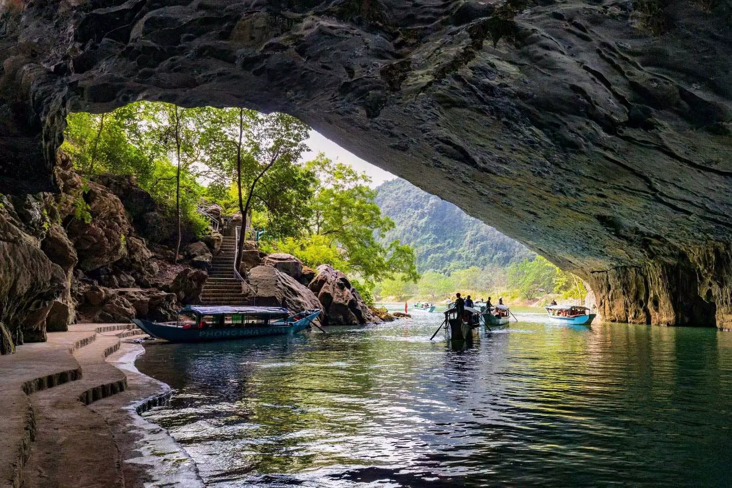 Cửa động Phong Nha chào đón du khách.